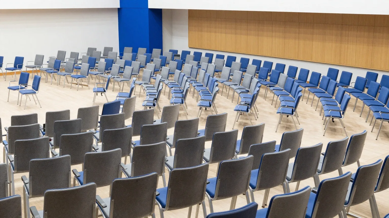 Ein sehr großer Saal von hinten gesehen, Hunderte leere Stühle in langen geschwungenen Reihen